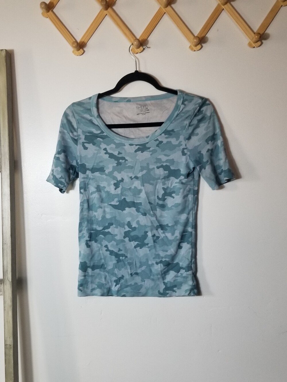 TIME AND TRU WOMEN'S BLUE CAMO TEE SIZE SMALL
